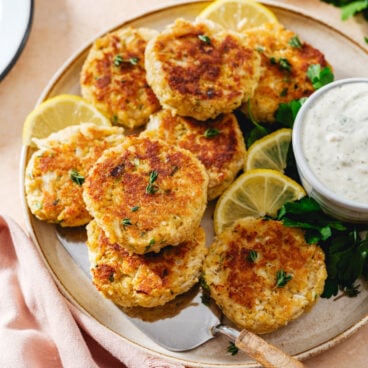 What to serve with crab cakes