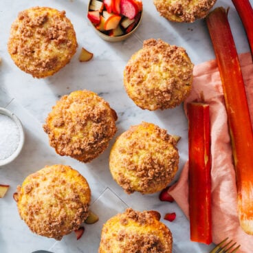 Rhubarb recipes: rhubarb muffins with rhubarb stalks